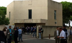 Gabriel Attal et Gérald Darmanin entrent dans la synagogue de La Grande-Motte, dans l'Hérault, visée par une attaque, le 24 août 2024