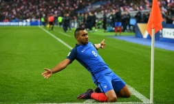 L'attaquant des Bleus Dimitri Payet, auteur du second but des Bleus face à la Suède en qualif du Mondial-2018 au Stade de France, le 11 novembre 2016