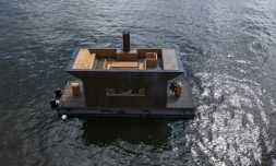 Vue aérienne du "Big Branzino", un sauna flottant de luxe de 30 mÚtres carrés, le 5 mai 2023 à Stockholm, en SuÚde