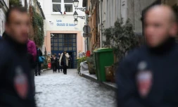 Des policiers devant le lycée Charles-de-Gaulle, à Paris XXème, le 30 janvier 2017