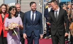 Le vice-président américain JD Vance (c) et sa femme, Usha Vance, accueillis par le ministre hongrois des Affaires étrangères, Peter Szijjarto, le 7 avril 2026 à Budapest, en Hongrie