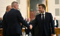 Le président français Emmanuel Macron (d) salue des élus locaux durant une visite à Pau, le 6 juillet 2023
