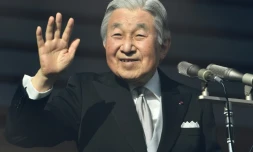 L'empereur japonais Akihito salue la foule depuis le balcon du palais impérial, le 23 décembre 2016 à Tokyo