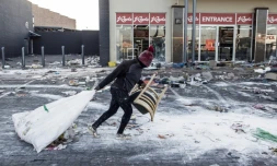 Un pillard présumé devant un centre commercial de Vosloorus, près de Johannesburg, le 14 juillet 2021