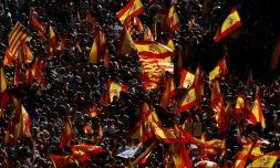 Des Espagnols brandissent des drapeaux nationaux lors d'une manifestation à Barcelone le 8 octobre 2017