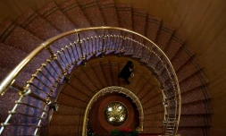 Un homme descend l'escalier de l'Institut Nobel, avant l'annonce du lauréat du prix Nobel de la Paix, à Oslo le 9 décembre 2016 