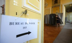 Un panneau indique un bureau de vote le 11 juin 2017 à Strasbourg
