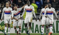 Le défenseur de Lyon Mouctar Diakhaby (c) félicité après son but contre l'Apollon Limassol, le 23 novembre 2017 à Lyon