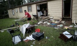 Chris Gaspard sort des meubles abimés par les inondations de la maison de son ami Bryan Parson le 1er spetmbre 2017 à Dickinson, Texas