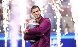 Carlos Alcaraz enlaçant son trophée après sa victoire à l'US Open à New York le 7 septembre 2025.