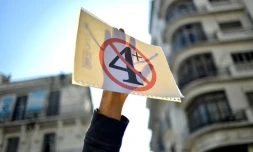 Un étudiant algérien brandit un "4+" barré en signe de protestation contre la prolongation du 4e mandat du président Abdelaziz Bouteflika, le 12 mars 2019 à Alger