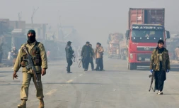 Des policiers le 19 janvier 2016 dans la banlieue de Peshawar après un attentat à la bombe