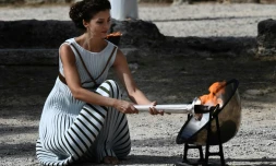 L'actrice grecque Katerina Lehou lors de la répetition de l'allumage de la torche olympique, vêtue du costume traditionnel des prêtresses antique, le 23 octobre à Olympie