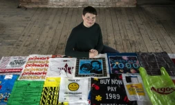 L'artiste britannique Katrina Cobain devant sa collection de sacs en plastique, le 28 octobre 2020 à Glasgow, en Ecosse