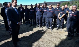 Le ministre de l'Intérieur Christophe Castaner (G) rencontre les pompiers mobilisés sur les incendies dans le Gard, le 3 août 2019 à Générac