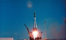 La fusée Vostok-1 décolle du cosmodrome de Baïkonour avec à son bord le cosmonaute russe Youri Gagarine, le 12 avril 1961