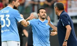Sur cette photo prise le 26 septembre 2021, l'attaquant espagnol de la Lazio, Pedro Rodriguez Ledesma (centre), est félicité par son coach  Maurizio Sarri (droite) pour son but en Serie A marqué contre l'AS Roma au stade Olimpico de Rome