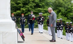 Le roi Charles III dépose un bouquet de fleurs sur la tombe du soldat inconnu au cimetière national d'Arlington, en Virginie, aux Etats-Unis, le 30 avril 2026