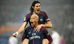 Les attaquants du PSG Edinson Cavani et Kylian Mbappé aprÚs un but contre Caen, le 20 décembre 2017 au Parc des Princes