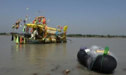 Un pêcheur pakistanais utilise une épuisette électrique, le 20 août 2016 pour assommer des poissons dans la rivière Kaboul, près du village Hajji Zain (nord-ouest du Pakistan)