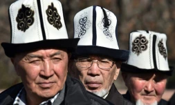 Des Kirghiz coiffés de l'Ak-Kalpak, chapeau traditionnel local, le 5 mars 2018 à Bichkek