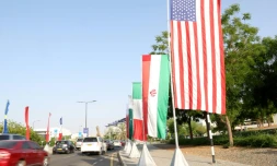 Des drapeaux américains et iraniens le long d'une route à Mascate, le 25 avril 2025 au sultanat d'Oman