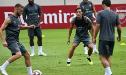 Le milieu de terrain offensif allemand Mesut Özil (c) lors d'un entraînement avec son club Arsenal, le 25 juillet 2018 à Singapour