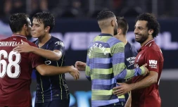 L'attaquant égyptien de Liverpool Mohamed Salah (d) salue les jouers de Manchester City après un match amical, le 25 juillet 2018 à East Rutherford dans le New Jersey 