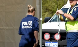 La police scientifique arrive sur une scĂšne de crime dans l'ouest de la ville de Perth le 10 septembre 2018