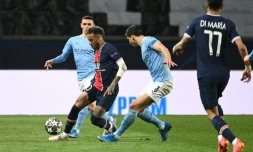 Le Brésilien Neymar défie avec le PSG la défense de Manchester City, lors de la demi-finale aller de C1 disputée au Parc des Princes, le 28 avril 2021
