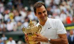 Roger Federer, désormais octuple lauréat du tournoi de Wimbledon, le 16 juillet 2017