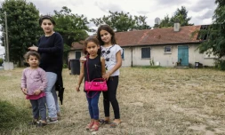 Des enfants syriens, dont la famille est menacée d'expulsion, devant le pavillon qu'ils occupent à Athis-Mons, dans l'Essonne près de l'aéroport d'Orly, le 20 juillet 2017