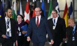 Le ministre des Affaires étrangères irlandais Simon Coveney (centre) arrive au sommet de l'Union européenne, à Bruxelles le 24 novembre 2017  