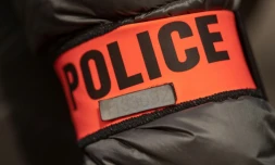 Trois policiers ont été suspendus aprÚs le passage à tabac d'un producteur de musique, documenté par une vidéo largement diffusée sur les réseaux sociaux