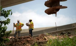 Des ouvriers travaillant sur un chantier d'autoroute à Houston, au Texas, en pleine vague de chaleur aux Etats-Unis, le 14 juillet 2023