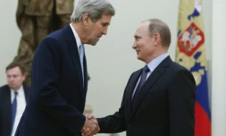 Le secrétaire d'Etat John Kerry (g) salue le président Vladimir Poutine au Kremlin à Moscou, le 15 décembre 2015