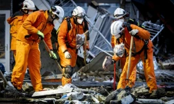 Des pompiers sur le site de l'effondrement d'un immeuble résidentiel après une explosion et un incendie, le 7 décembre 2024 à La Haye, aux Pays-Bas