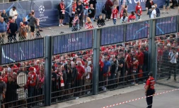 Des supporters de Liverpool se tiennent à l'extérieur, incapables d'entrer à temps, lors de la finale de la Ligue des champions de l'UEFA entre Liverpool et le Real Madrid au Stade de France à Saint-Denis, au nord de Paris, le 28 mai 2022