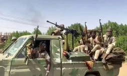 Image tirée d'une vidéo des Forces de soutien rapide (FSR), montrant des paramilitaires à bord d'un pick-up, le 23 avril 2023 dans la région de Khartoum, au Soudan