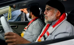 Le leader chiite Moqtada Sadr au volant d'une voiture rejoint, à Najaf, au sud de Bagdad, des dizaines de milliers de manifestants qui réclament, dans la capitale et plusieurs villes du sud de l'Irak "la chute du régime"