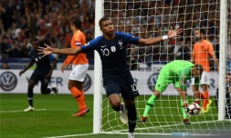 La joie de l'attaquant vedette des Bleus Kylian Mbappé après avoir ouvert le score contre les Pays-Bas au Stade de France, le 9 septembre 2018