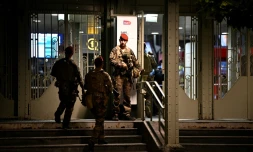 Des soldats patrouillent gare de l'Est à Paris le 15 juillet 2024 après qu'un militaire de l'opération Sentinelle a été blessé au couteau