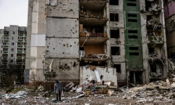 Un homme se tient devant un immeuble résidentiel touché par les bombardements sur la ville de Tcherniguiv en Ukraine le 4 mars 2022