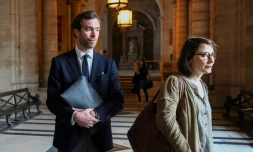 Pierre-Louis Baudey-Vignaud (G) arrive avec l'avocate Marie Dosé (D) au procÚs du Britannique Ian Bailé accusé du meurtre de sa mÚre, devant la cour d'assises de Paris, le 27 mai 2019.