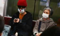 Dans le métro, des habitants de Tokyo portent des masques. Au moins 156 personnes ont été infectées par le Covid-19 dans l'archipel nippon