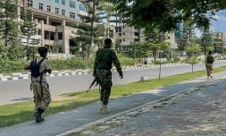 Des membres du Front de libération du peuple du Tigré (TPLF) le long d'une route à Mekele après la prise de contrôle d'aéroports de la région par les rebelles tigréens, le 23 septembre 2026 en Ethiopie