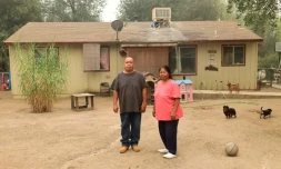 James Hancock and Eleonore Davis posent devant leur maison, dans la réserve indienne de Cold Springs Rancheria, en Californie, le 11 september 2020 