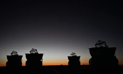 Vue générale de la platforme du Très Grand Téléscope (VLT), avec ses quatres téléscopes optiques et ses quatre téléscopes auxiliaires mobiles, à l'Observatoire Européen Austral (ESO) de Paranal, dans le désert d'Atacama au Chili, le 27 janvier 2025