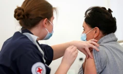 Un patient reçoit une injection du vaccin d'Oxford/AstraZeneca contre le Covid-19 à Bath (Royaume-Uni) le 27 janvier 2021.