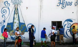 Des Argentins font la queue devant une soupe populaire de La Matanza, banlieue pauvre de Buenos Aires le 12 avril 2021